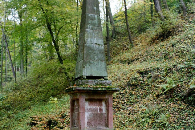 Pernštejn –⁠ obelisk před obnovou